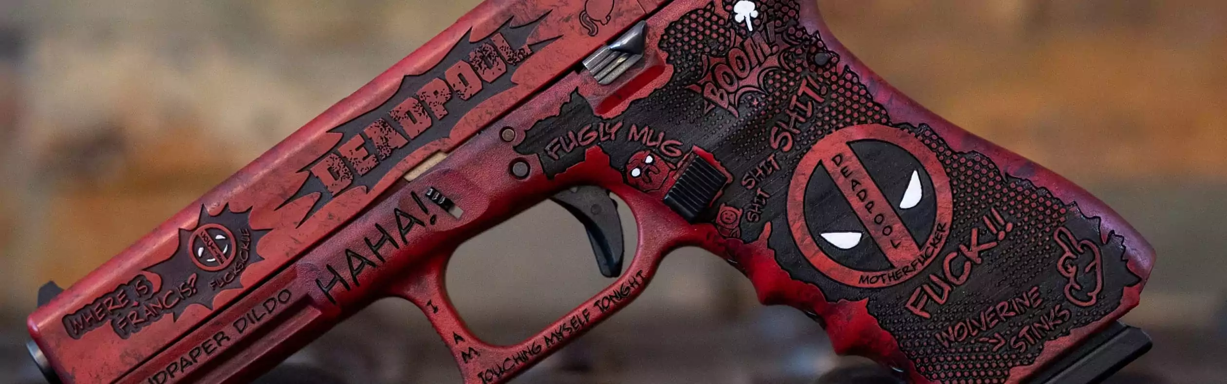 Deadpool-Glock-Cerakote-Pistole-beschichten-themenwaffe-lasergravuren-auf-schlitten-und-griffstück-stippling-laserstippling-verex-tactical-3-2560x1100_c_1.jpeg